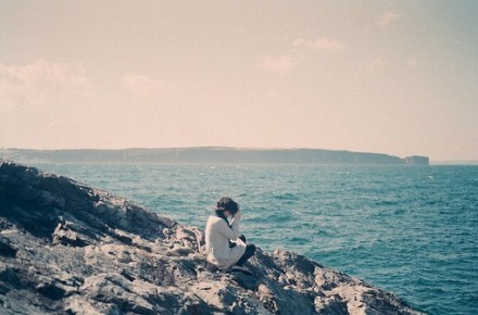 孤寂的海滩美女背影图片 用尽所有力气才能书写一个放弃
