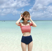 最新夏日海边女生图片甜美可爱 去同一片海滩