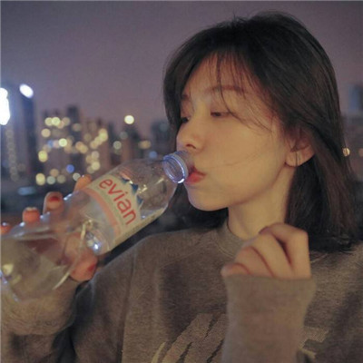 qq头像女生喝饮料韩系可爱头像 那些苍白的曾经被我们丢弃
