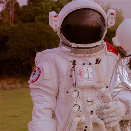 微博超惊艳的宇航员空间情侣图片 夜晚太容易让人想重新来过了