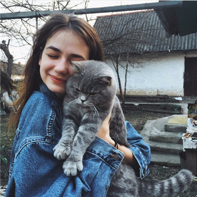 抱着猫咪的女生头像可爱清新 大概想要的是喜欢被占有