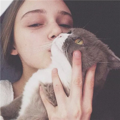 抱着猫咪的女生头像可爱清新 大概想要的是喜欢被占有