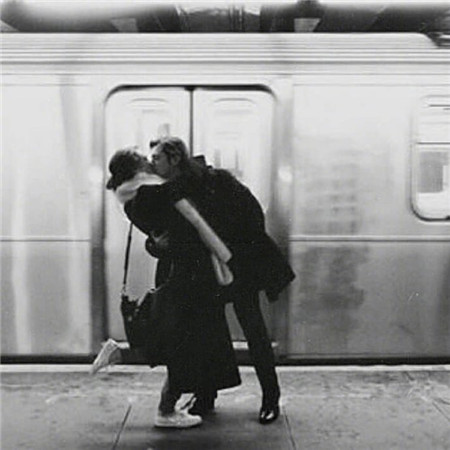 浪漫又很高级的欧美情侣接吻图片 若重要总会有办法不重要总会有理由
