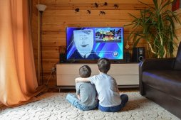 智能电视正成为电视机的标准配备，预计2026年全球智能电视普及率将达51%