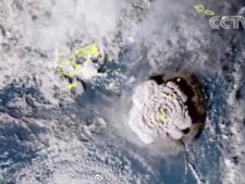 汤加海域火山喷发引发越洋海啸 卫星照片展示汤加海底火山喷发前影像