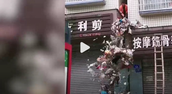重庆两居民楼夹巷扫出近一吨垃圾 网友:太没有素质了