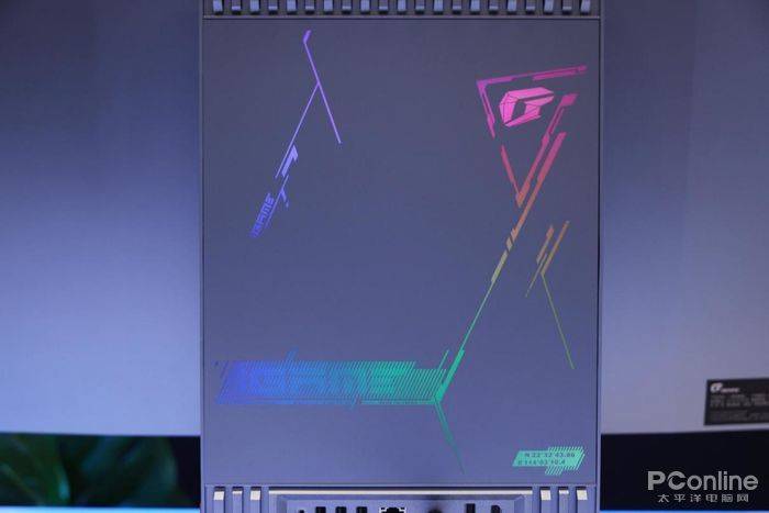 七彩虹 iGAME G-ONE Plus评测：自带大屏幕的“游戏主机”